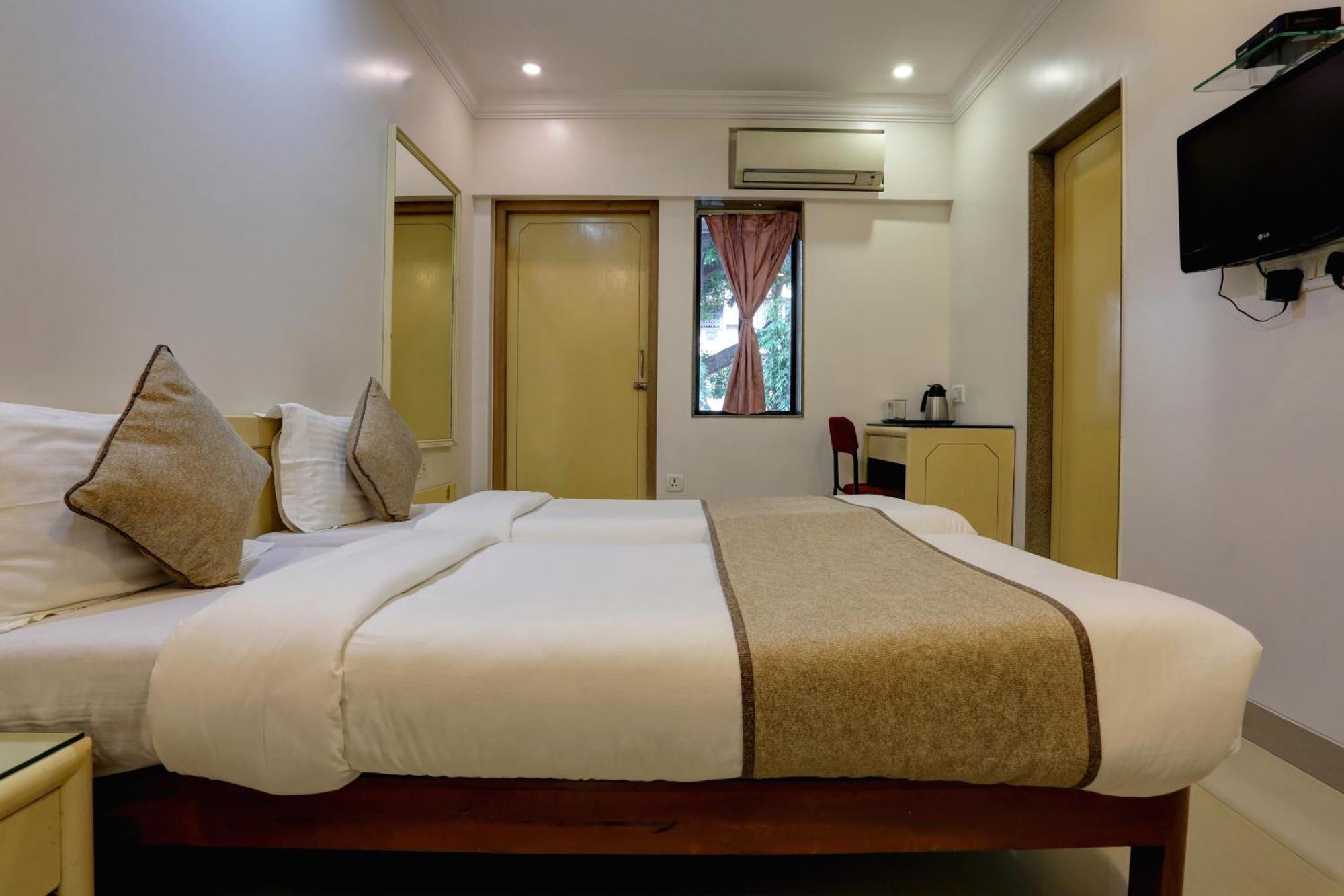 Accord Hotel Bombay Esterno foto